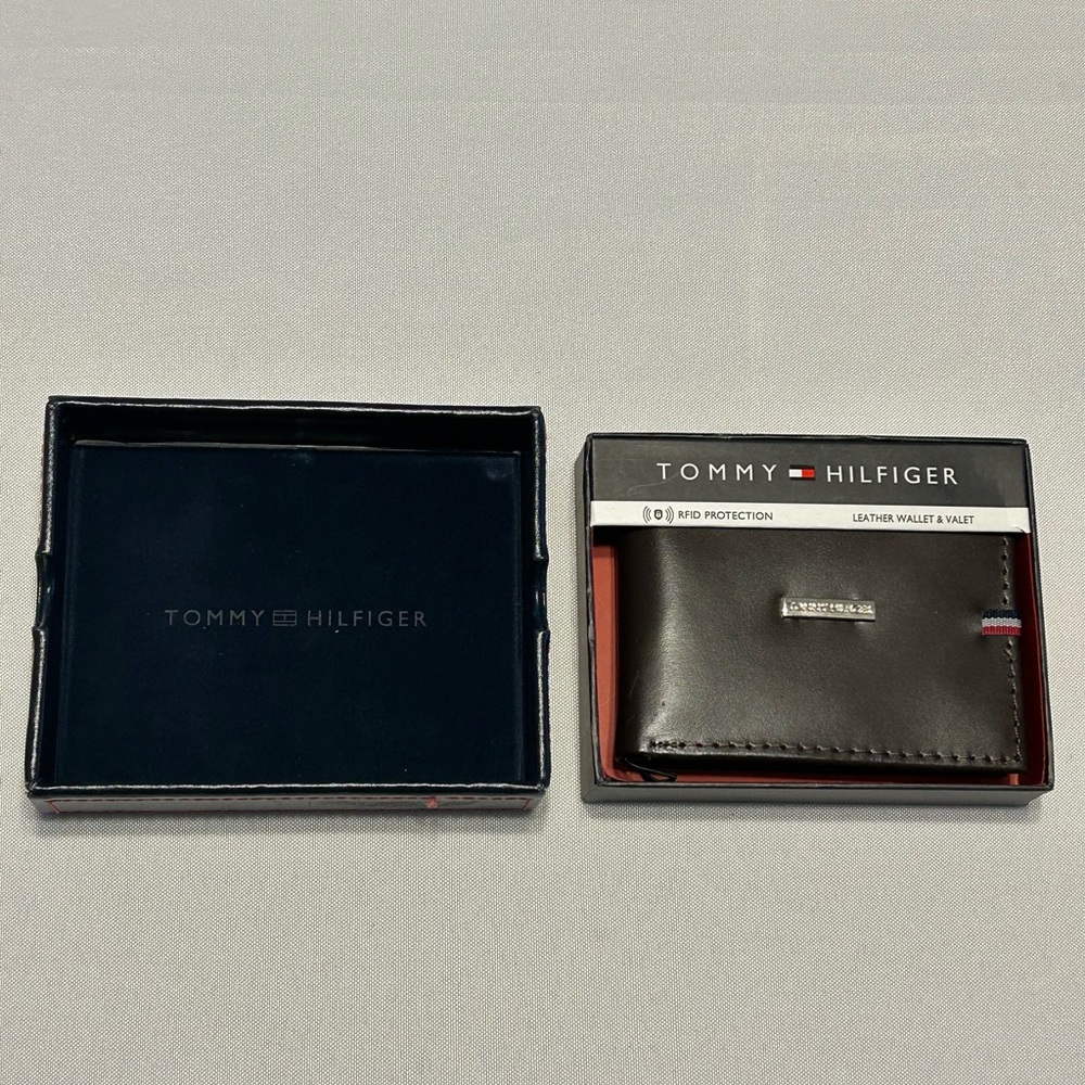 NEW Tommy Hilfiger Men's Passcase Wallet RFID Protection Brown